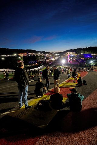 Fans night track walk | SRO/JEP