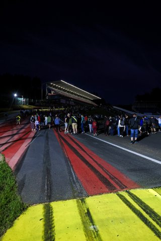 Fans night track walk | SRO/JEP