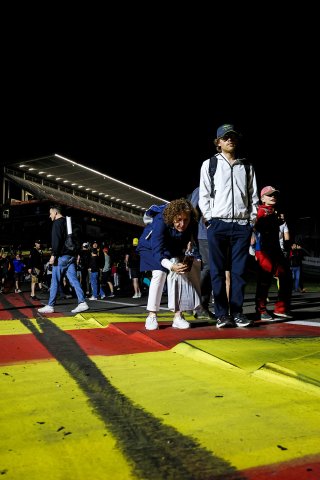 Fans night track walk | SRO/JEP